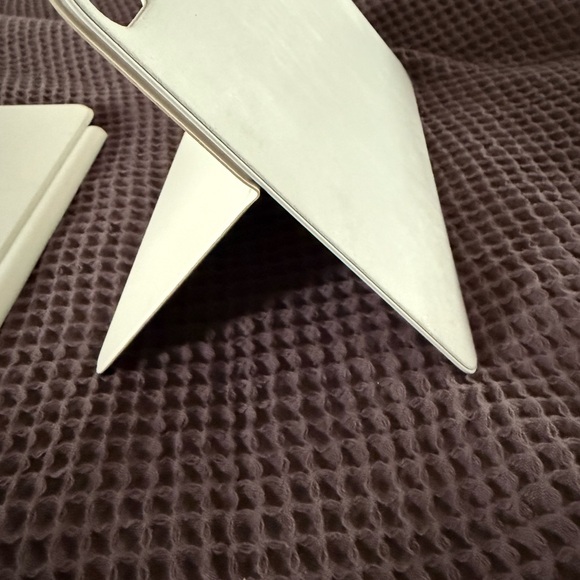 Sleek White Tablet Keyboard Case - Picture 3 of 3